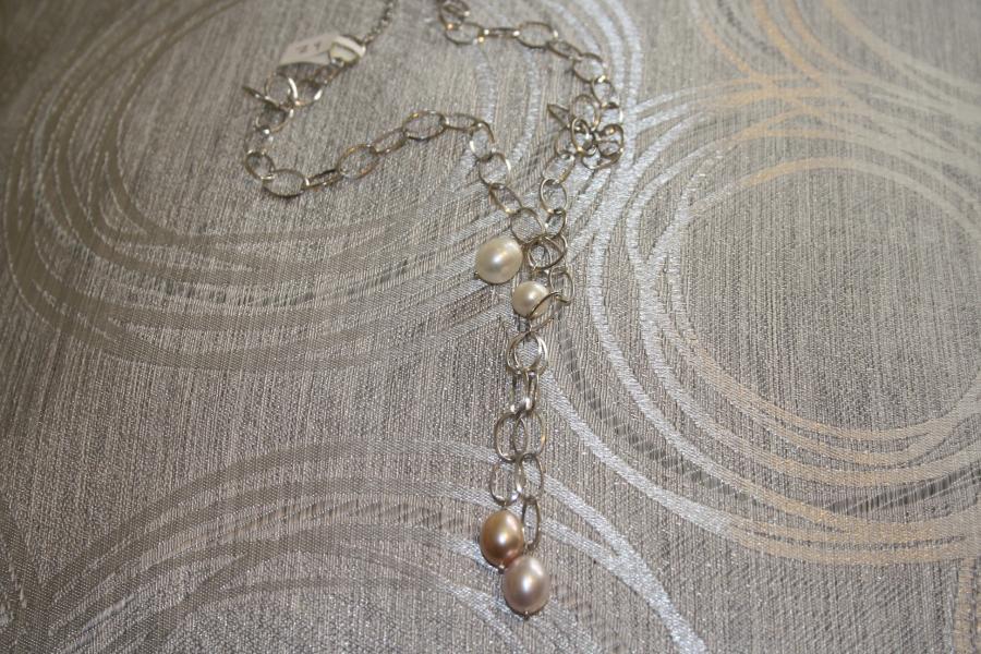 silver-&amp-pearl-necklaces-z9